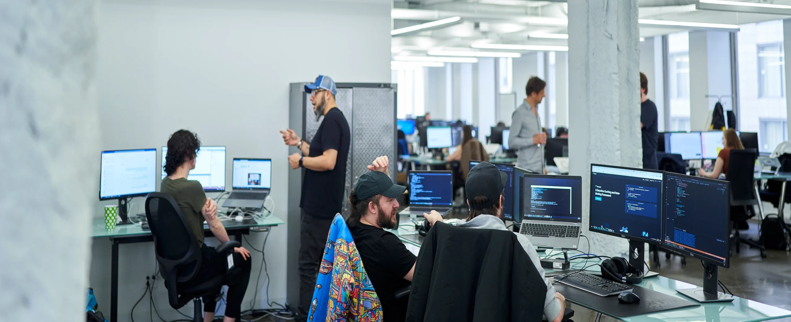 Équipe de développement web et mobile au travail dans le bureau de nventive à Montréal.