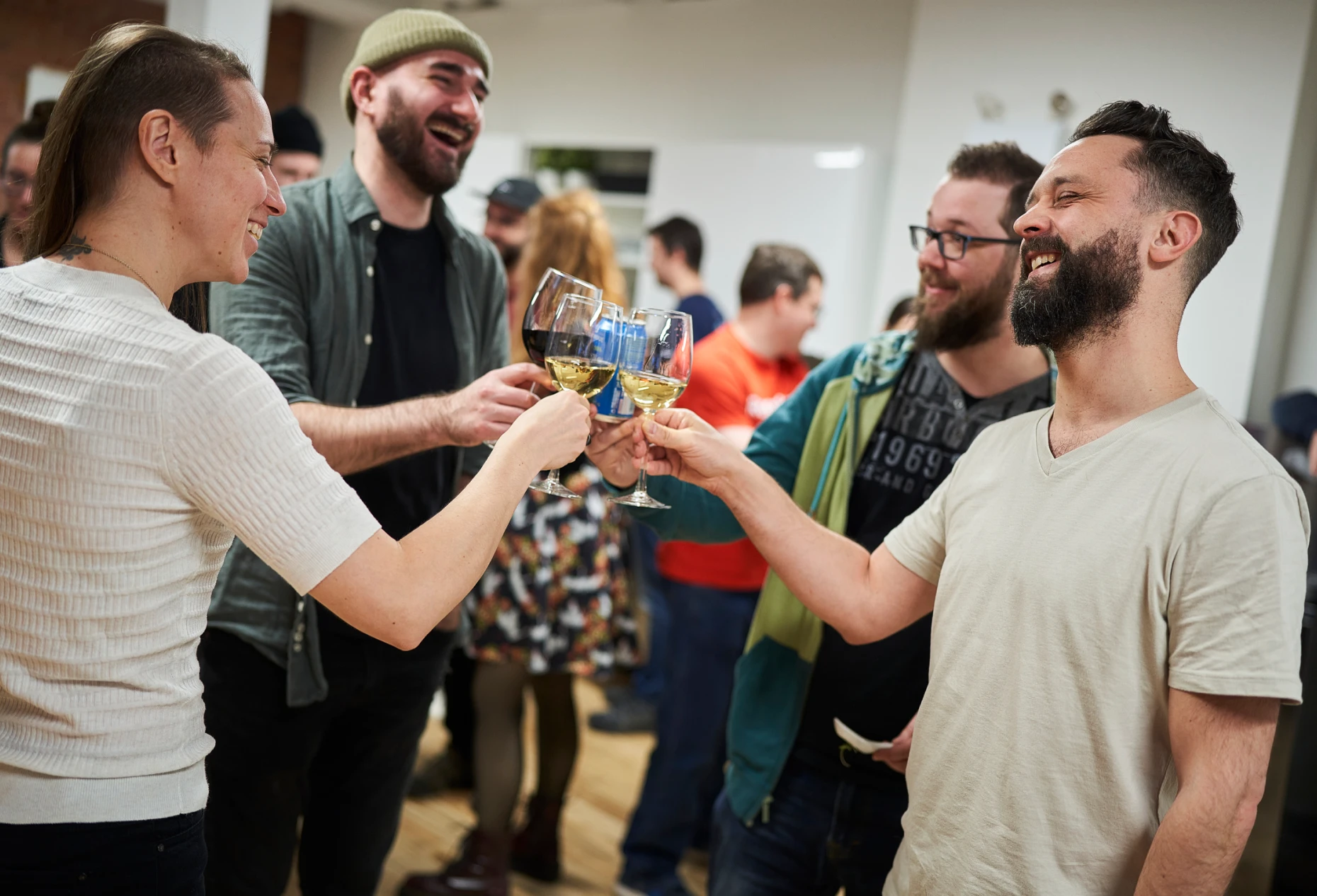 Collègues partageant un toast pendant un 5 à 7.