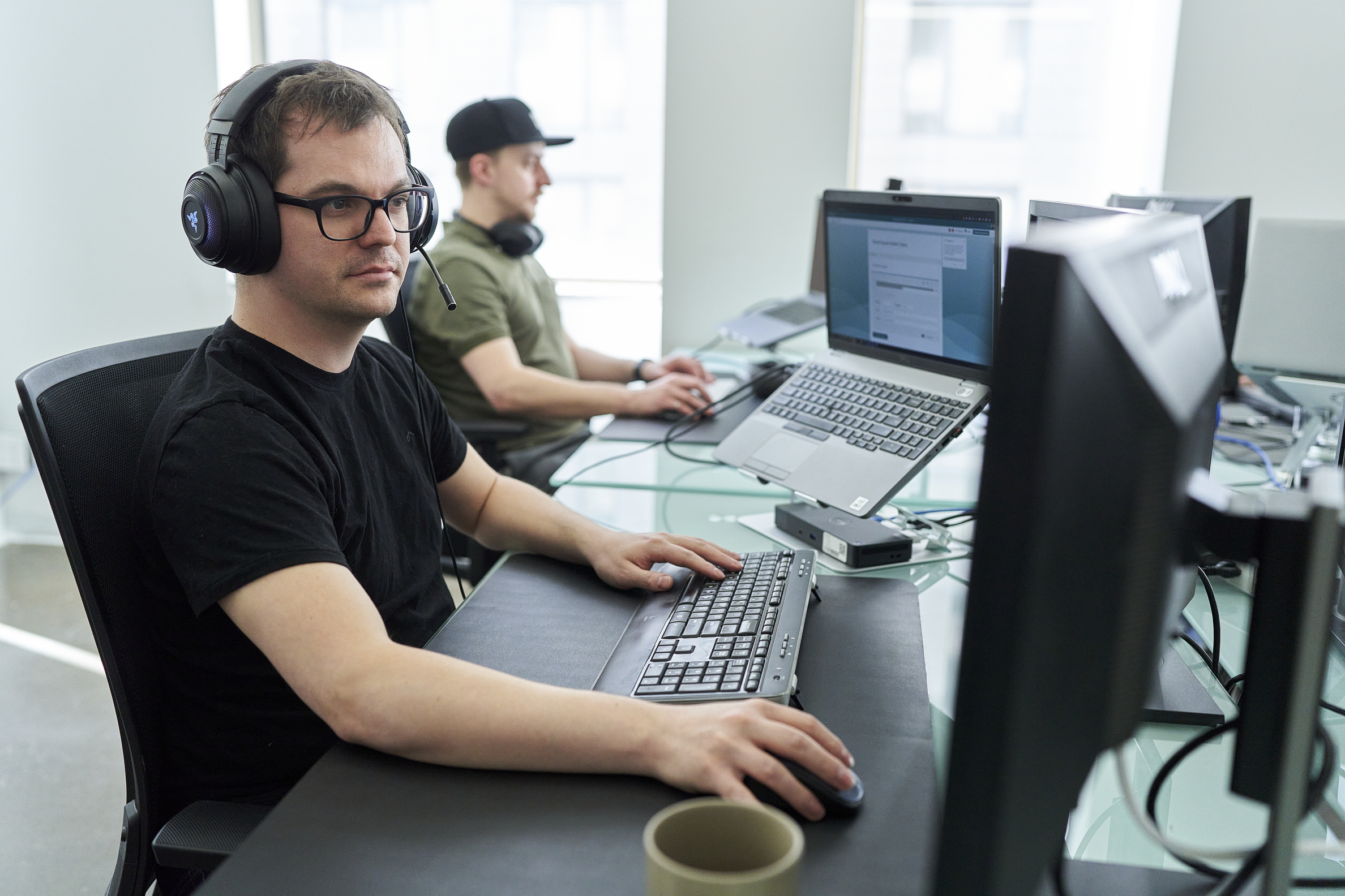 Développeurs concentrés sur leur travail