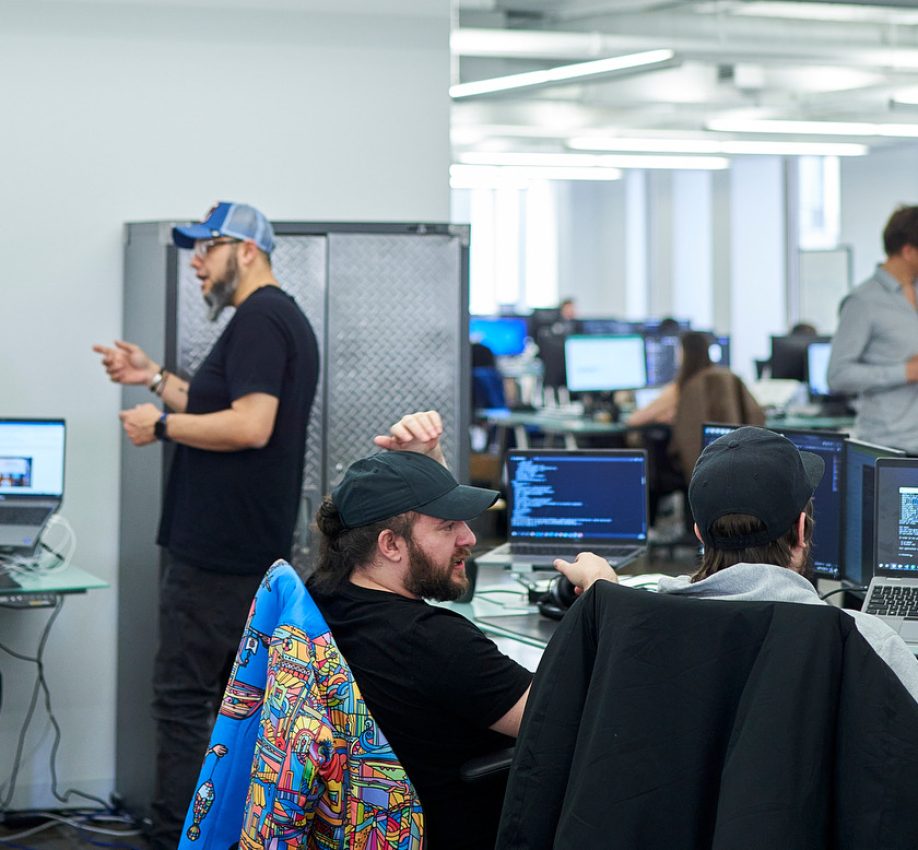 Équipe de développement web et mobile au travail dans le bureau de nventive à Montréal.